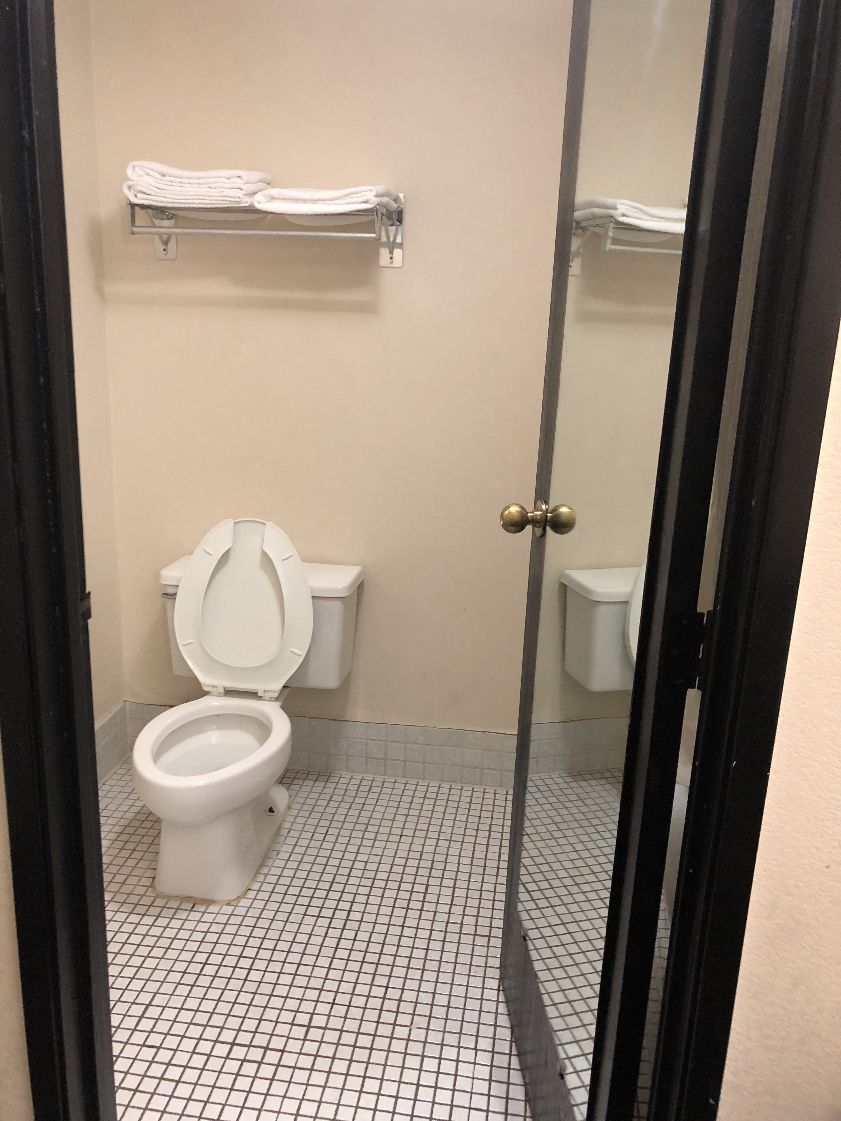 Un baño con inodoro, lavabo y mampara de cristal.