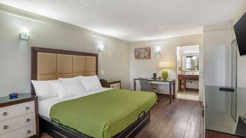 Een bureau, een laptopwerkplek, verduisterende gordijnen