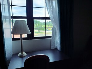 Studio Suite, 1 King Bed, Smoking