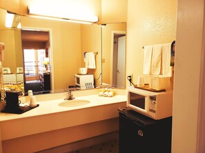 Combined shower/bathtub, free toiletries, hair dryer, towels