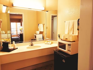 Combined shower/tub, free toiletries, hair dryer, towels