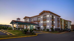 A multi-story hotel with a covered entrance, outdoor parking, and a well-lit facade. - Econo Lodge Richmond-North Chesterfield (Richmond)