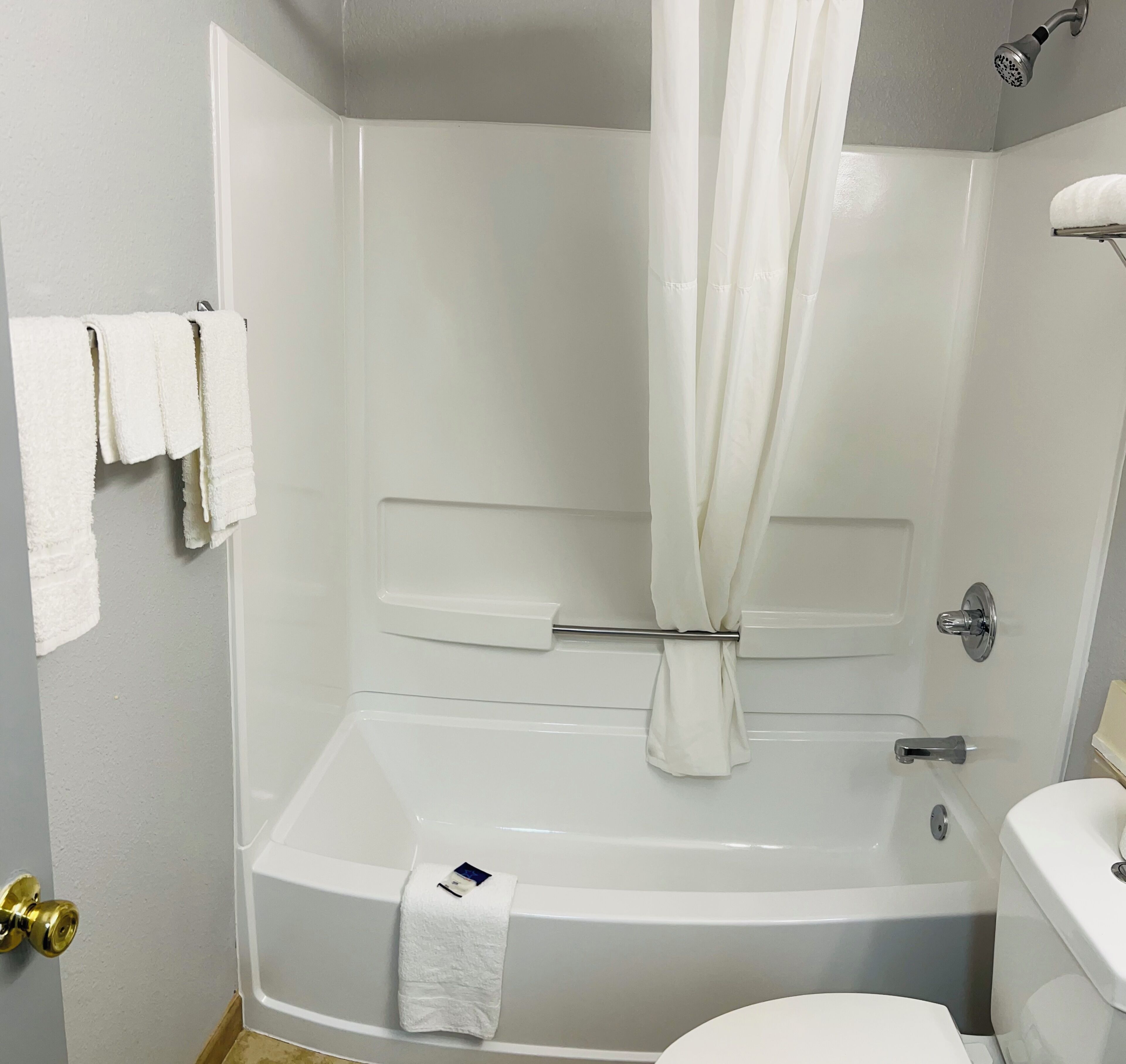 Een bad/douchecombinatie, gratis toiletartikelen, een haardroger