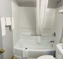 Bañera con ducha, artículos de tocador gratuitos, secador de pelo