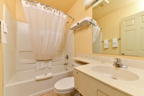 Combined shower/tub, free toiletries, hair dryer, towels