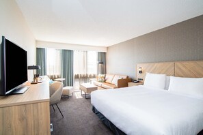 Hochwertige Bettwaren, Schreibtisch, Bügeleisen/Bügelbrett