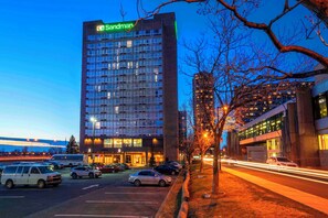 A tall hotel building with a visible sign reading "Sandman." - Sandman Hotel Montreal - Longueuil (Longueuil)