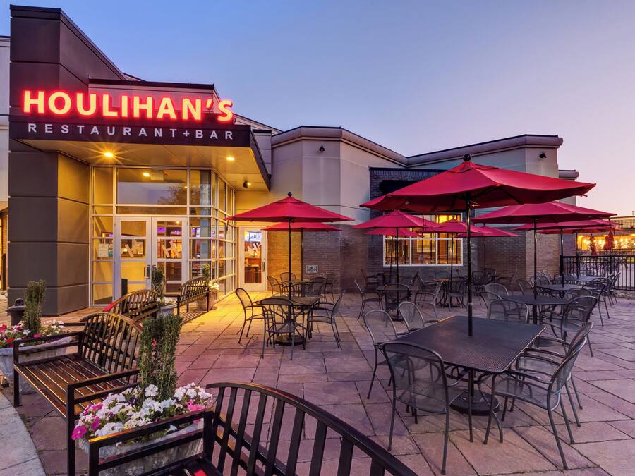 Restaurant & Bar Houlihan's met terras en rode parasols.