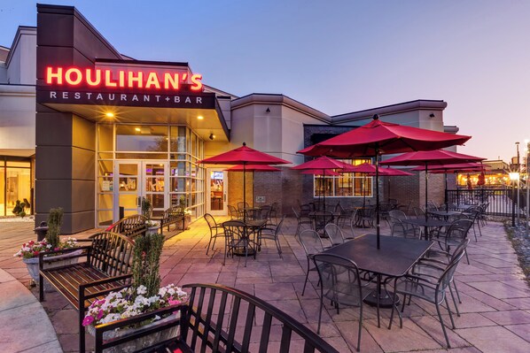 Restaurant & Bar Houlihan's met terras en rode parasols.