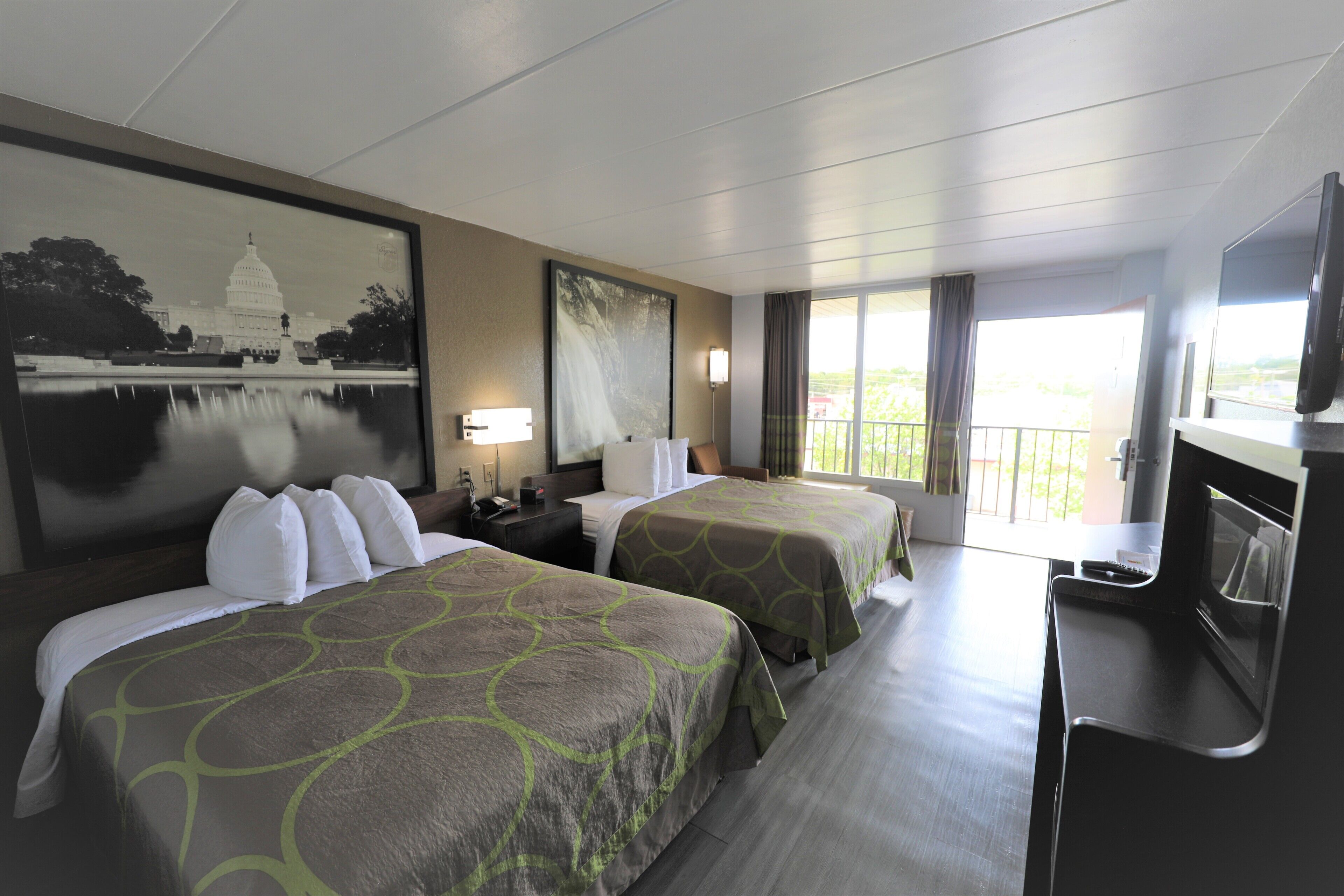 Skrivbord, mörkläggningsgardiner och strykjärn/strykbräda