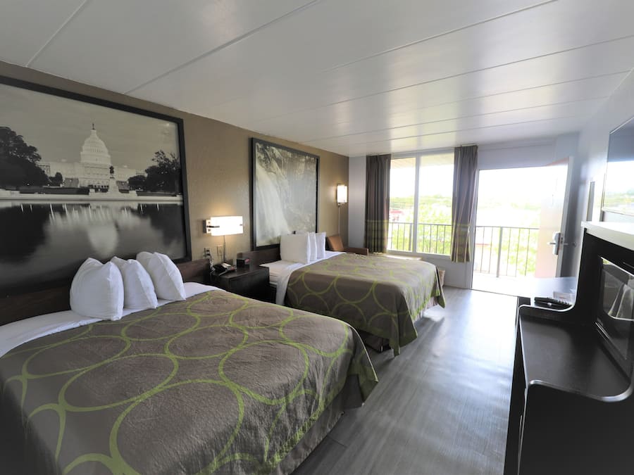 Bureau, rideaux occultants, fer et planche Ă repasser