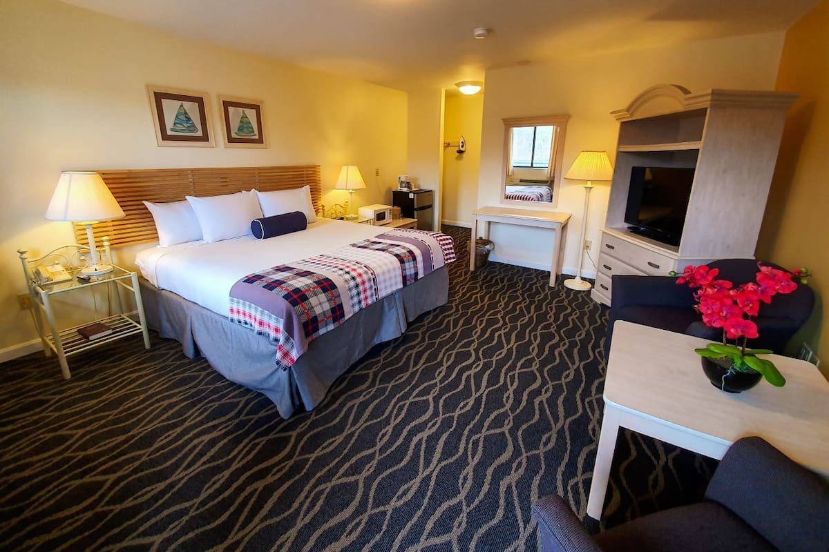 Comfort Room, 1 King Bed | Desk, iron/ironing board, free WiFi