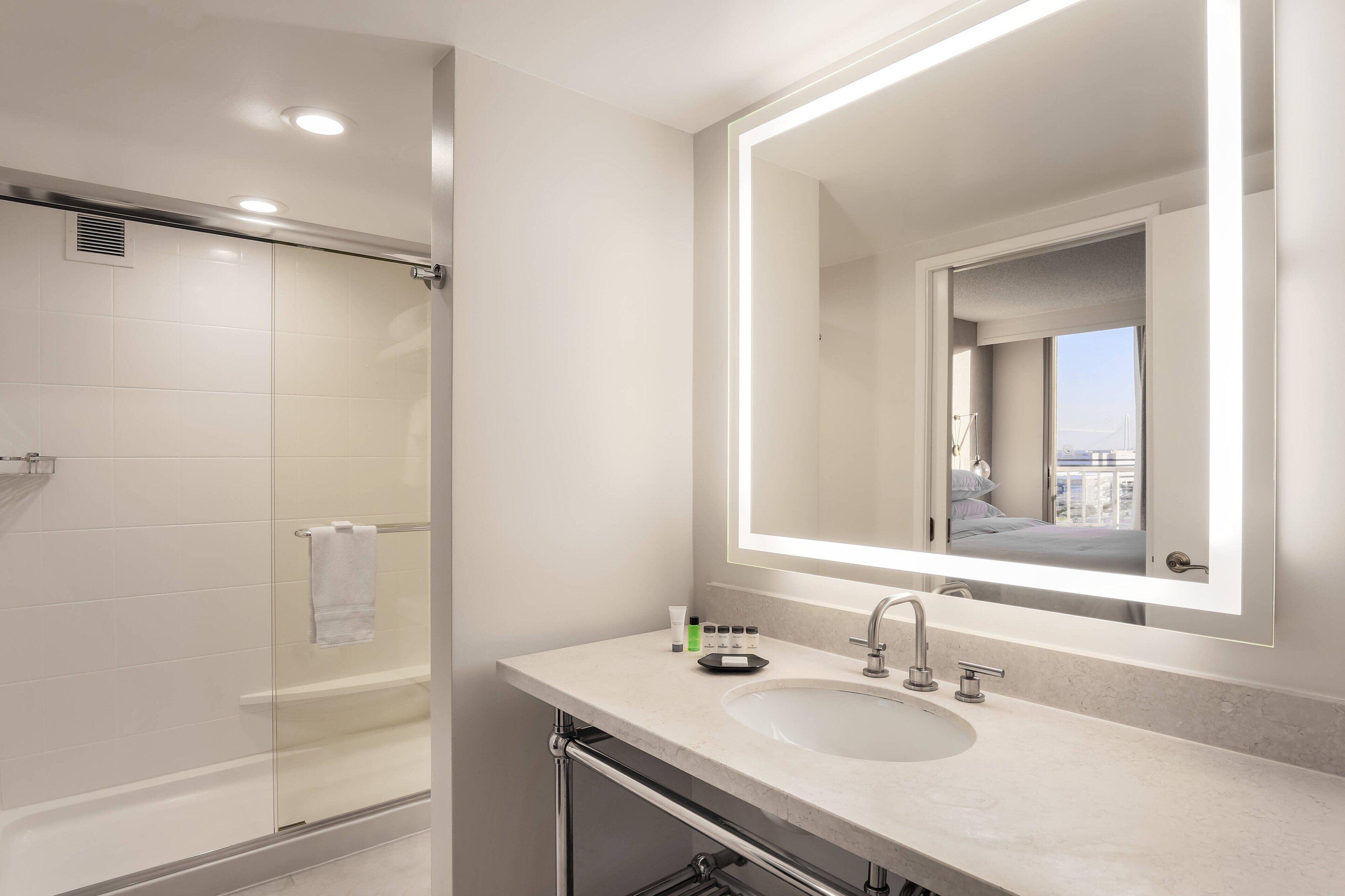 Tina con regadera, amenidades de baño gratuitas, secadora de cabello 