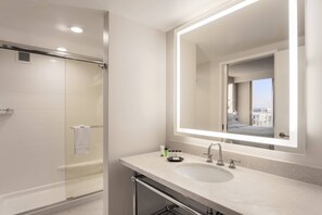 Combined shower/tub, free toiletries, hair dryer, towels - Sheraton Suites Market Center Dallas (Dallas)