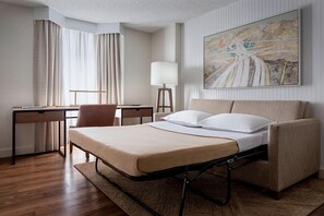 Premium bedding, in-room safe, desk, iron/ironing board - Sheraton Suites Market Center Dallas (Dallas)
