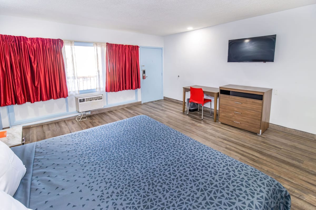 Desk, free WiFi, bed sheets