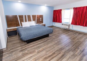 Desk, free WiFi, bed sheets - One Life Studios  (Evansville)