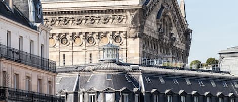 Un bâtiment historique à l’architecture classique, caractérisé par des façades richement décorées et une statue imposante.