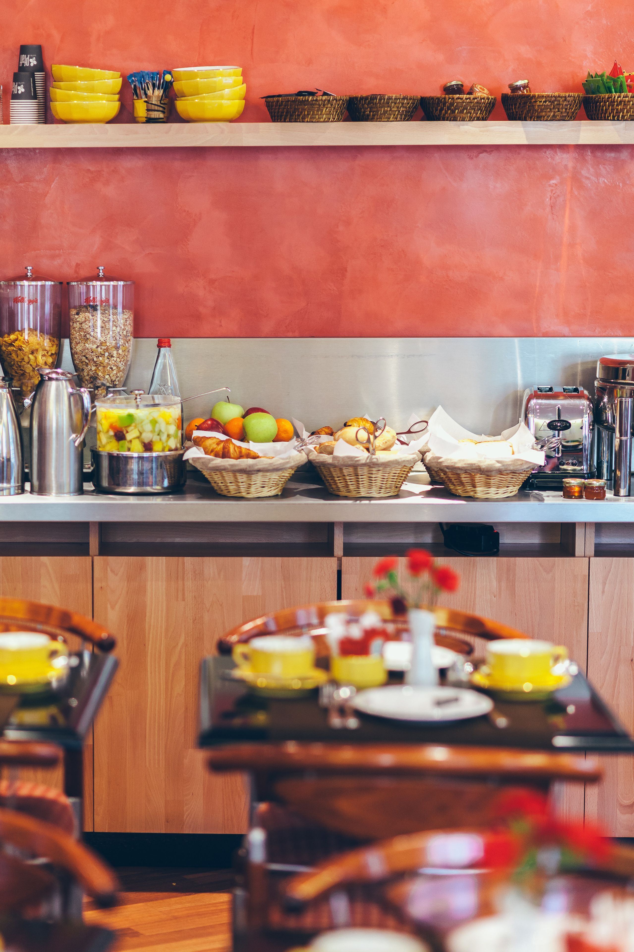 Petit déjeuner continental (14 EUR par personne)