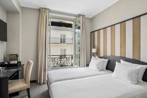 Minibar, coffres-forts dans les chambres, bureau