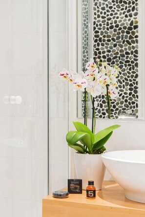 Triple Room | Bathroom amenities | Hair dryer, towels, soap, shampoo - Hôtel Excelsior Opéra (Paris)