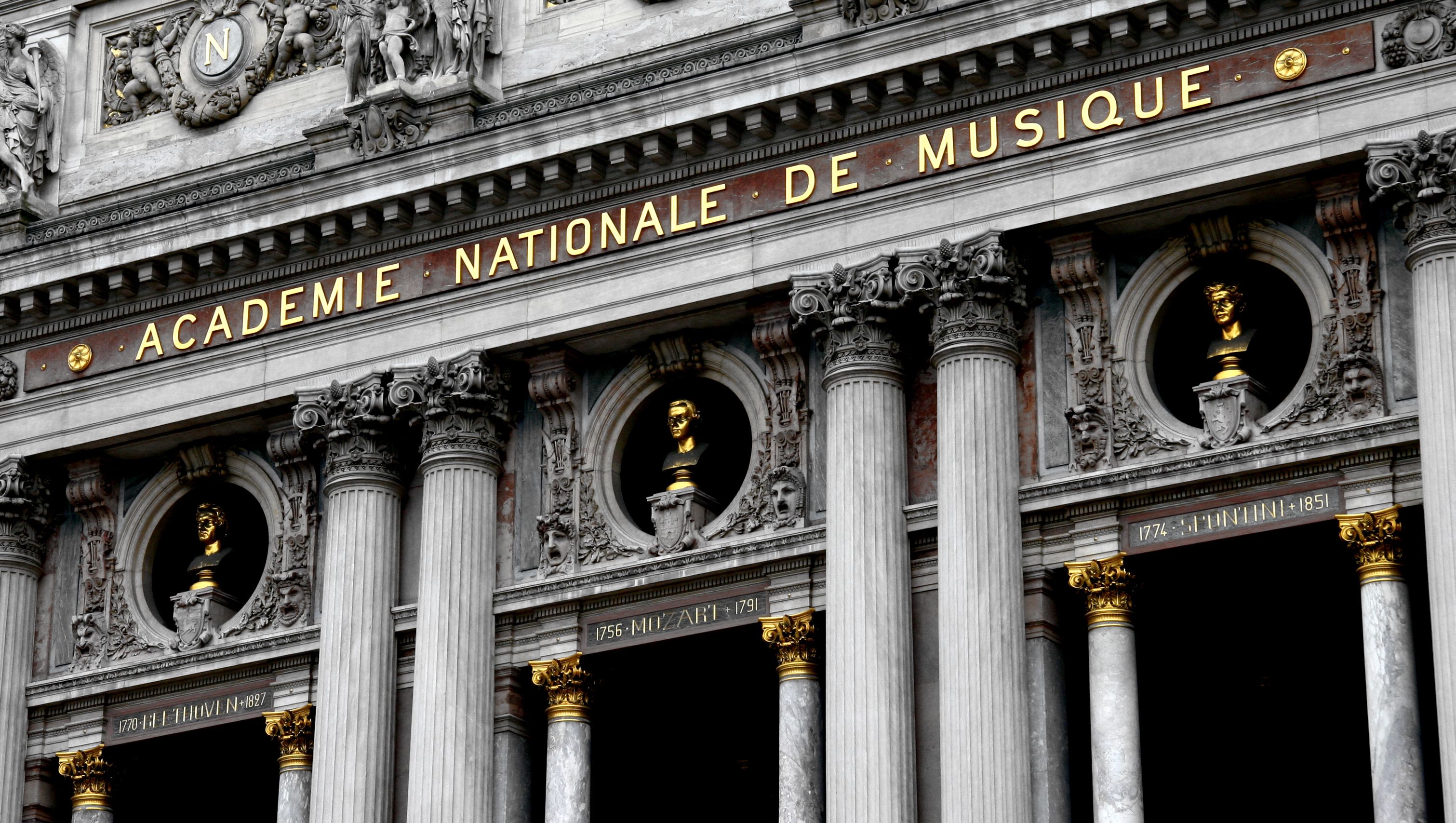La façade de l’Académie nationale de musique, ornée de colonnes et de sculptures de style classique.
