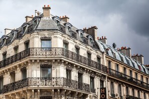 A corner building with ornate balconies and the name "Excelsior" on the facade. - Hôtel Excelsior Opéra (Paris)