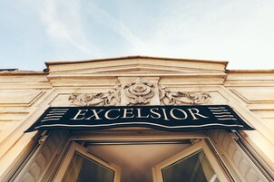 L'ingresso di un edificio con un cartello che riporta la scritta "EXCELSIOR".