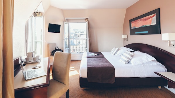 Triple Room | Minibar, in-room safe, desk, laptop workspace