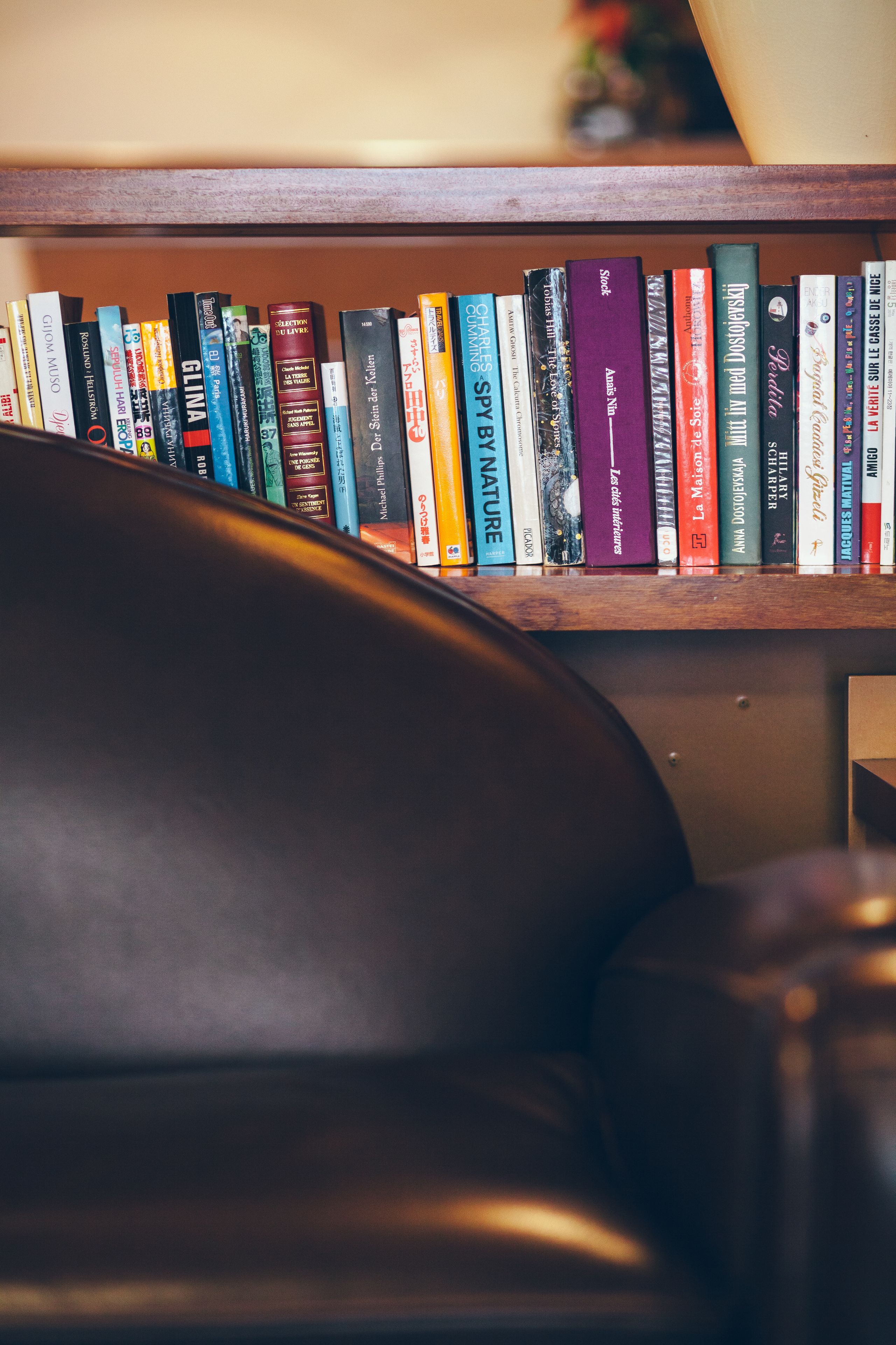 Uma estante repleta de livros diversos.
