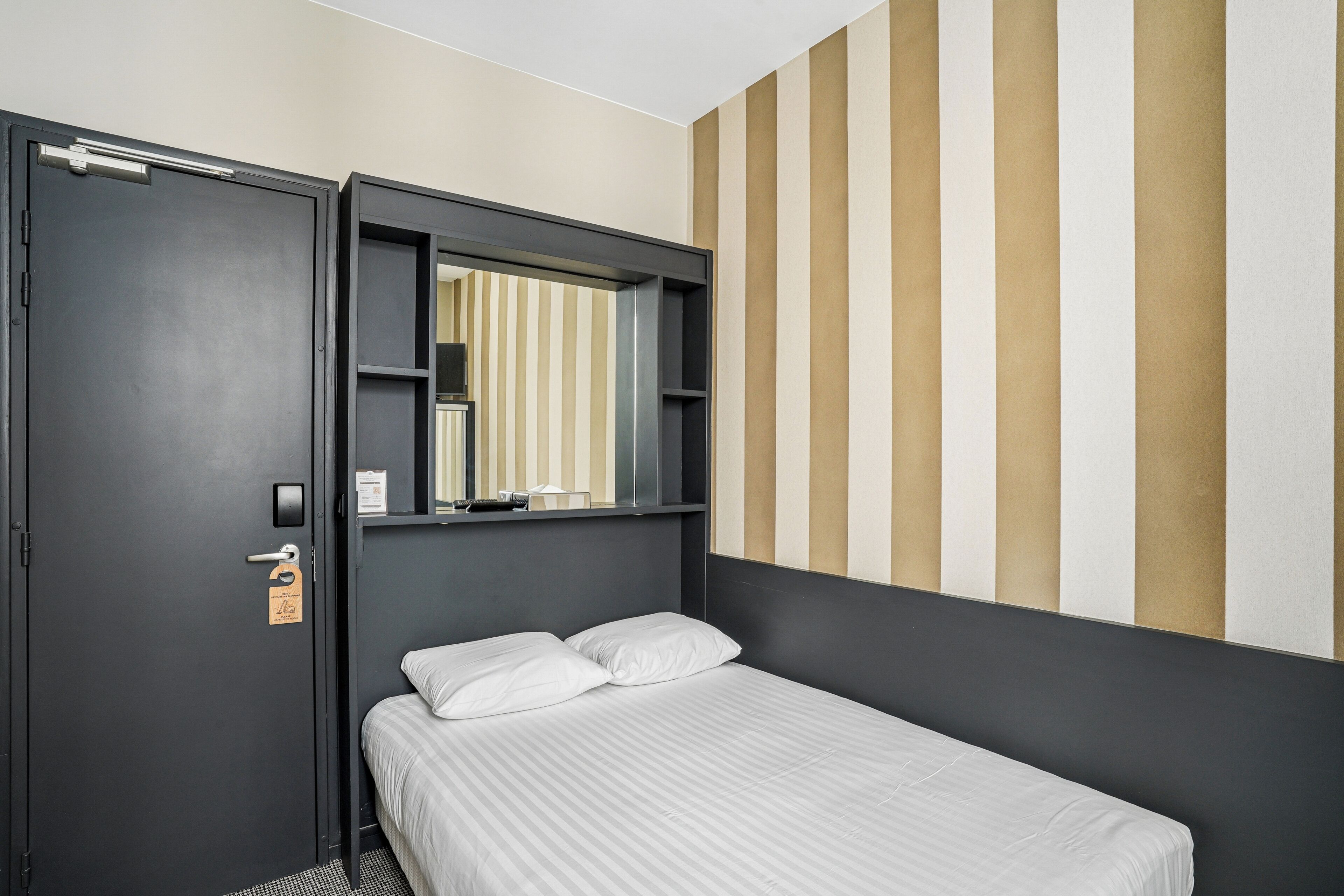 Einzelzimmer | Minibar, Zimmersafe, Schreibtisch, laptopgeeigneter Arbeitsplatz
