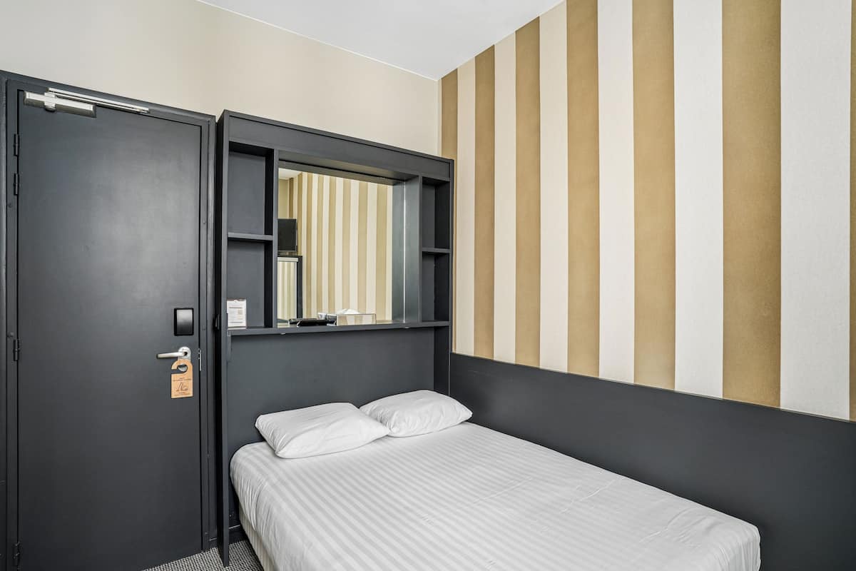 Minibar, in-room safe, desk, laptop workspace