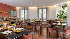 Daily continental breakfast (EUR 14 per person)