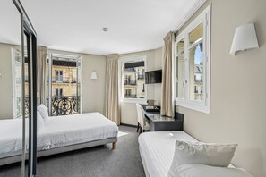 Habitación triple | Minibar, caja fuerte, escritorio y espacio para trabajar con un portátil
