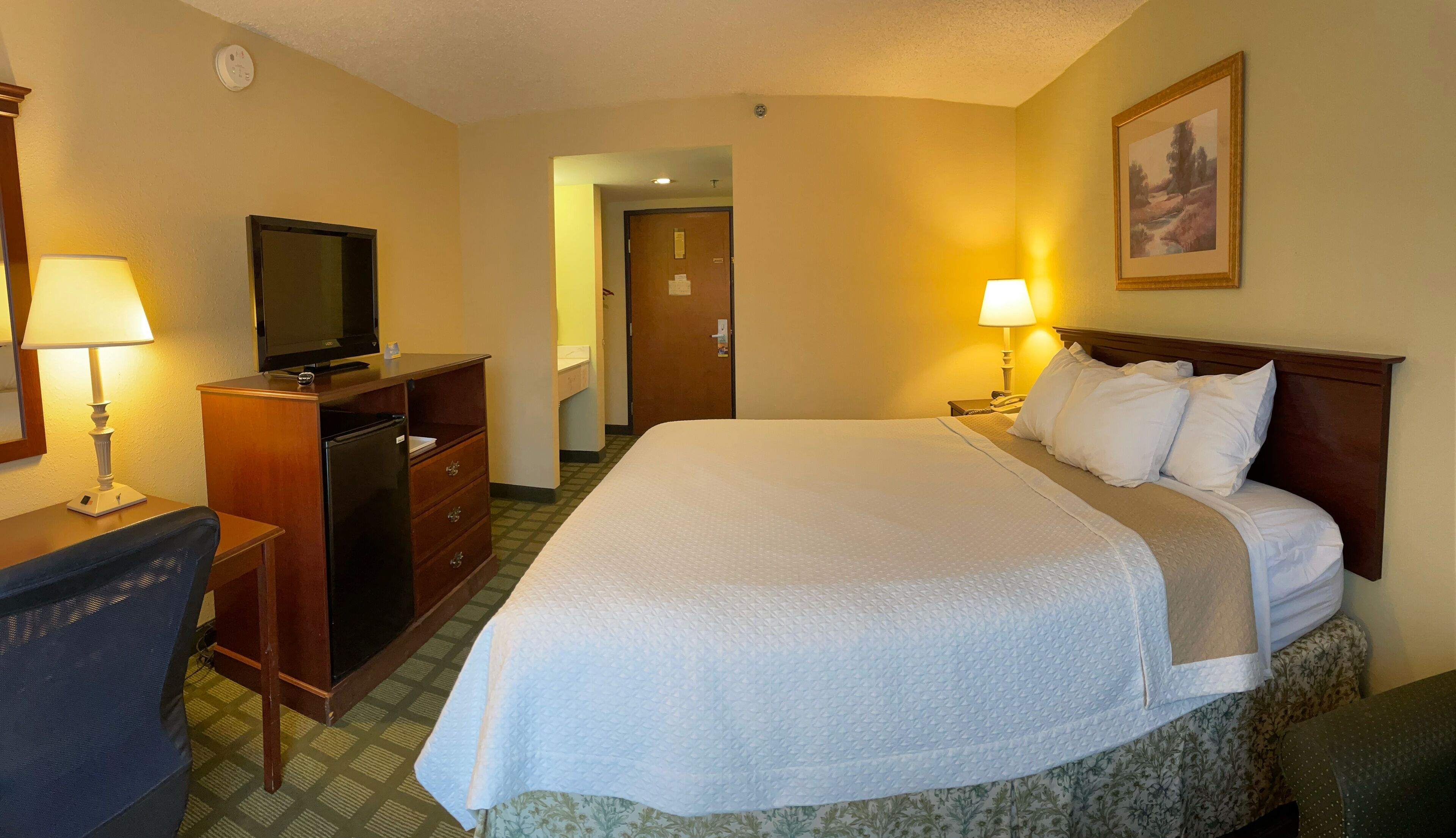 business room, 1 king bed, non smoking (south tower) | in-room safe, desk, laptop workspace, iron/ironing board