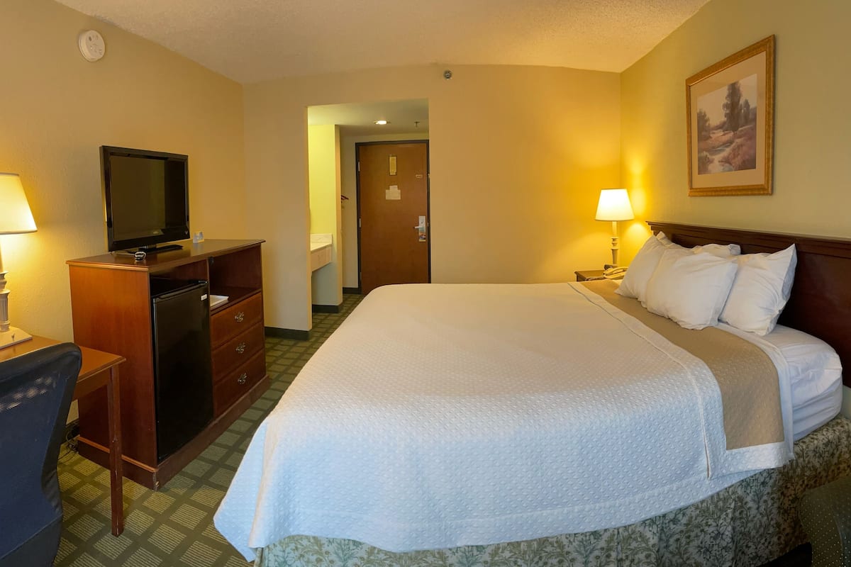 business room, 1 king bed, non smoking (south tower) | in-room safe, desk, laptop workspace, iron/ironing board