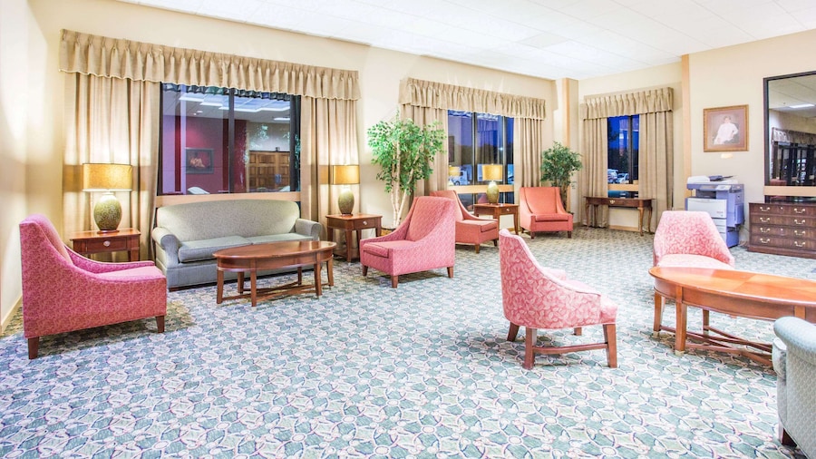 Days Inn & Suites by Wyndham Sutton Flatwoods