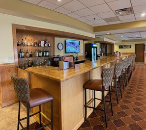 Breakfast and dinner served, American cuisine - Days Inn & Suites by Wyndham Sutton Flatwoods (Sutton)