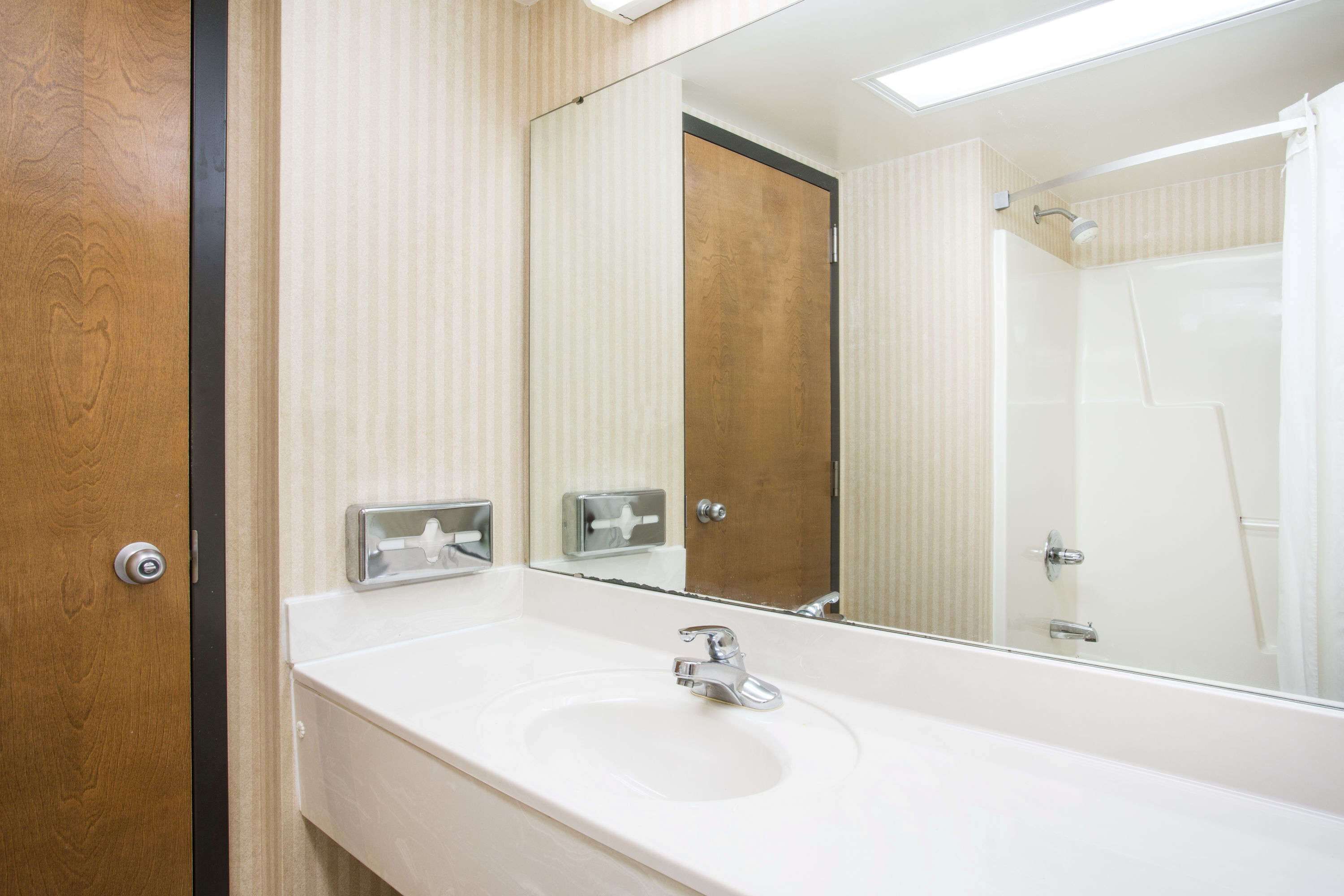 combined shower/bathtub, free toiletries, hair dryer, towels