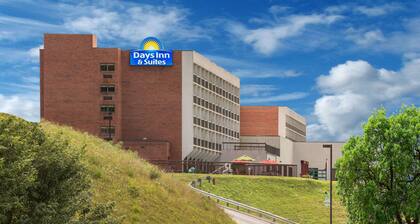 Days Inn & Suites by Wyndham Sutton Flatwoods