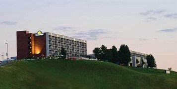 Un hotel con diseño moderno, que destaca por su fachada roja y blanca, varios pisos y techo plano.