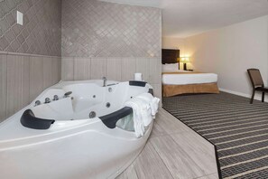 Suite, 1 cama King size, para no fumadores, hidromasaje | Decoración personalizada, muebles diferentes y escritorio