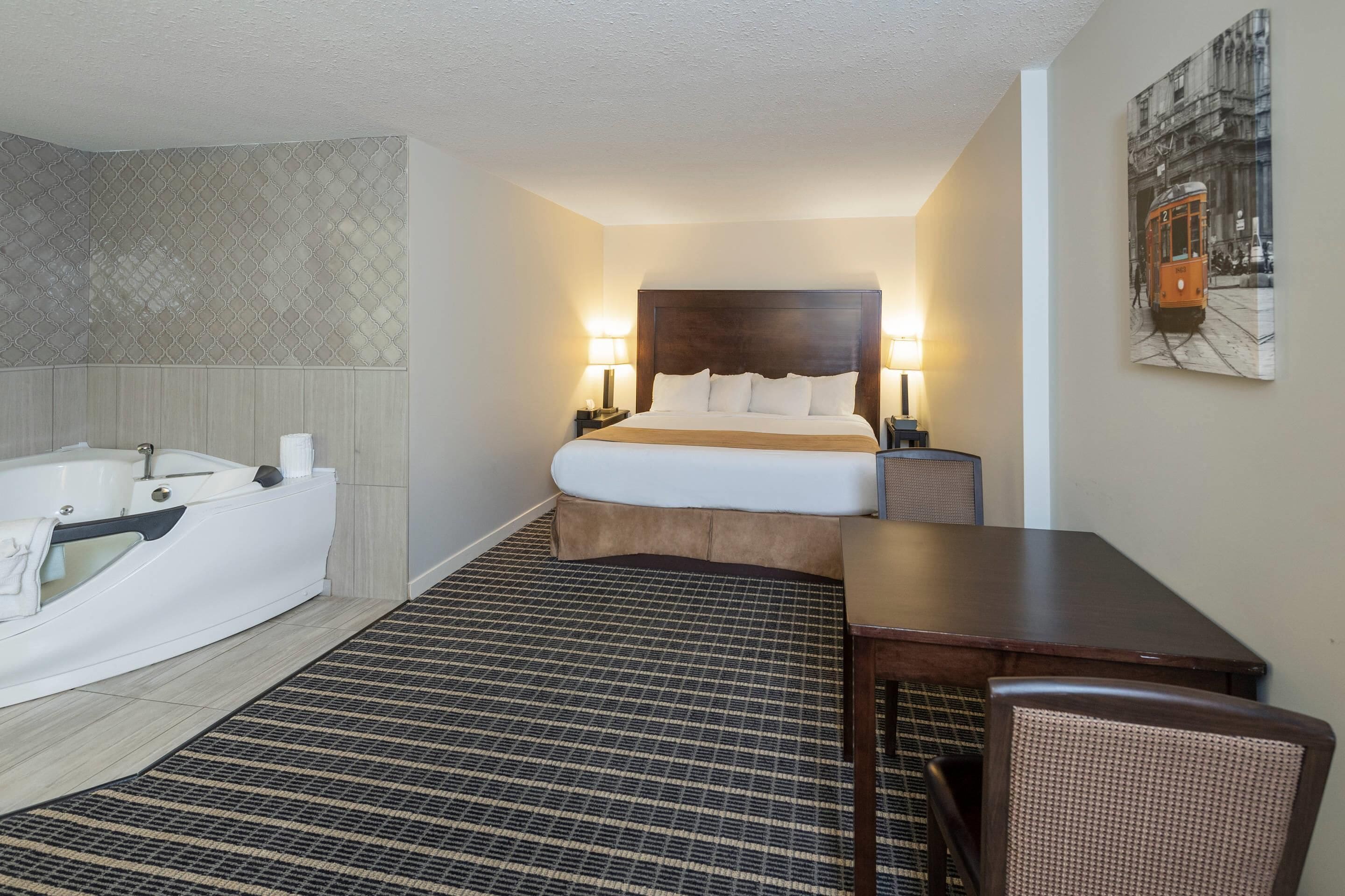 Phòng Suite, 1 giường cỡ king, không hút thuốc, bồn tắm nước nóng | Trang trí khác biệt, trang bị nội thất với thiết kế riêng biệt, bàn 