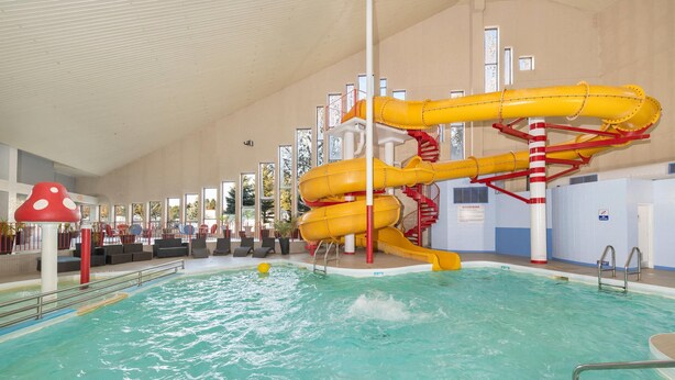 Indoor pool - Clarion Pointe Medicine Hat Saamis Tepee (Medicine Hat)