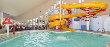 Una piscina cubierta