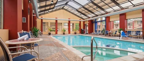 Piscina interna, funciona das 8h às 22h, espreguiçadeiras