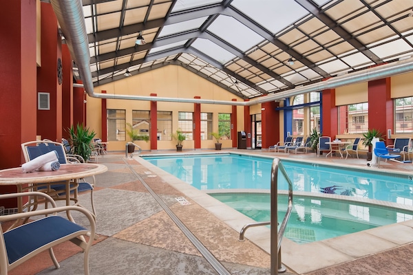 Una piscina techada, sillones reclinables de piscina