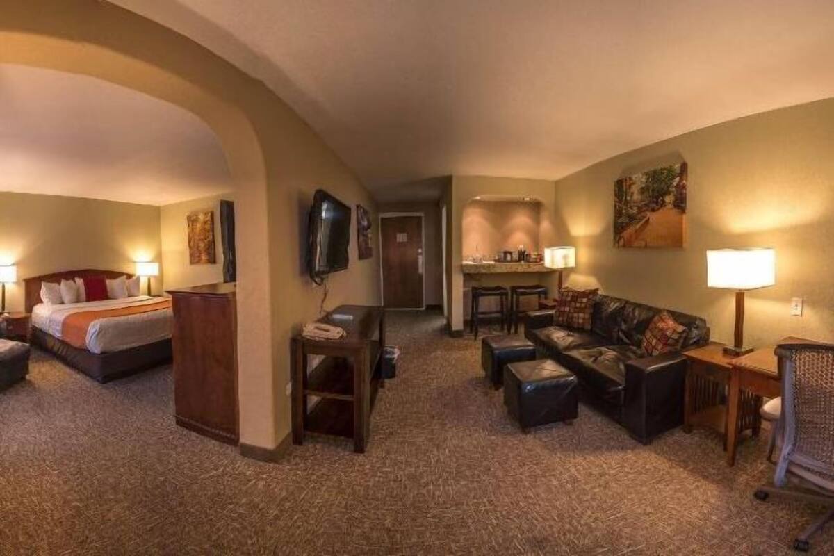 Peti besi dalam bilik, meja, seterika/papan seterika, Wi-fi percuma