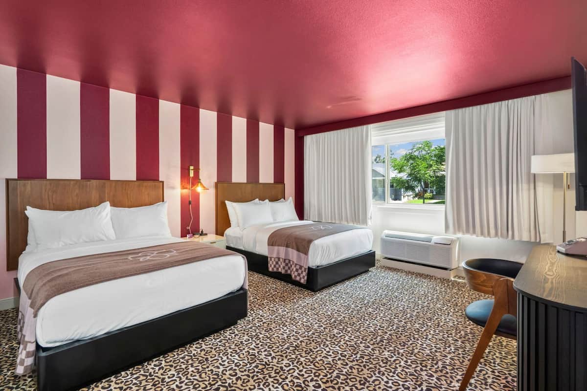 Chambre Standard, 2 lits doubles, accessible aux personnes à mobilité réduite, non-fumeurs | Coffres-forts dans les chambres, bureau