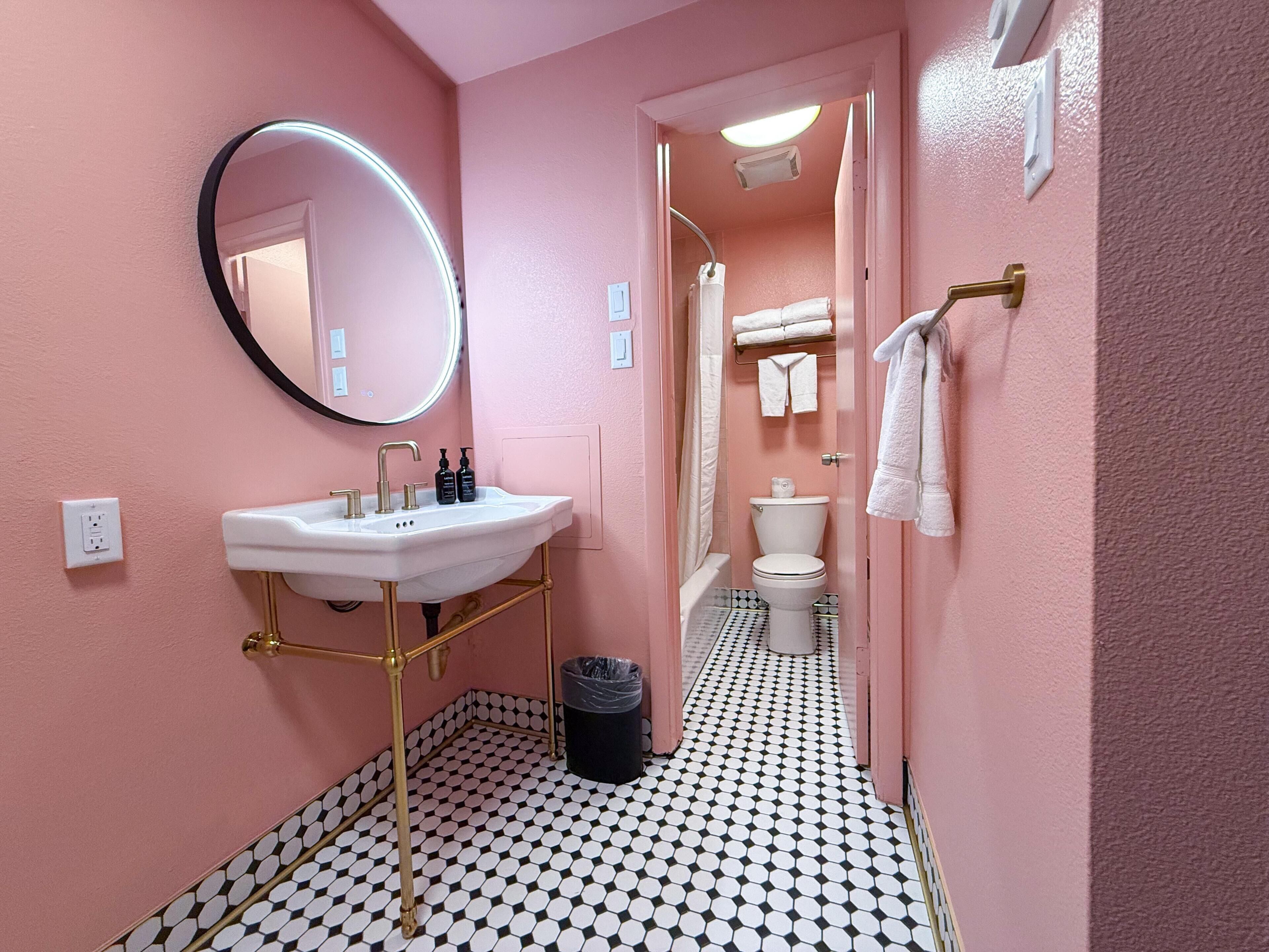 وحدات دش مع أحواض استحمام، مستلزمات مجانية للعناية الشخصية، مجففات شعر